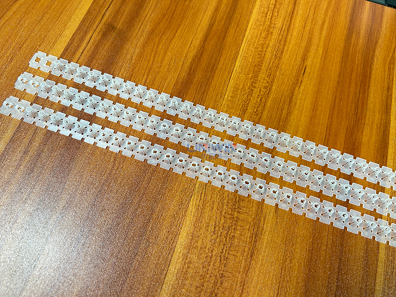 tiras de plástico atornilladas