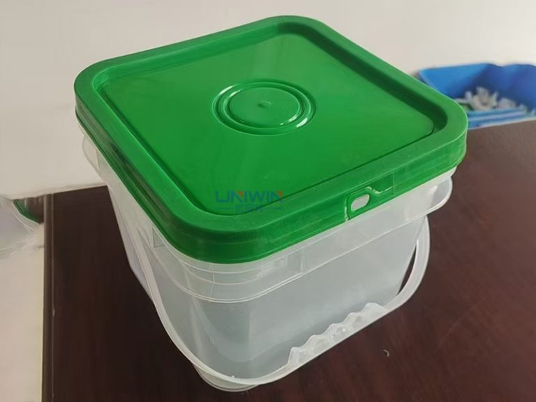 cubos de plástico con asa