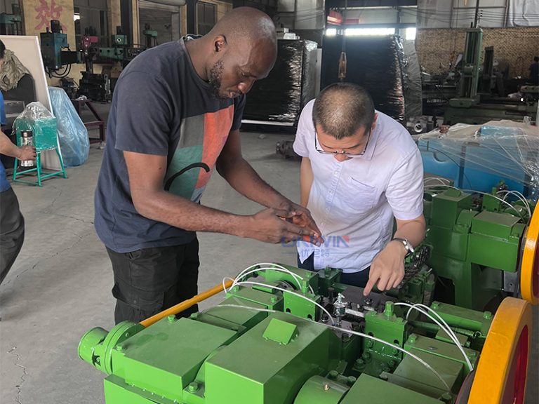 Visita de un cliente nigeriano a una fábrica de máquinas de uñas