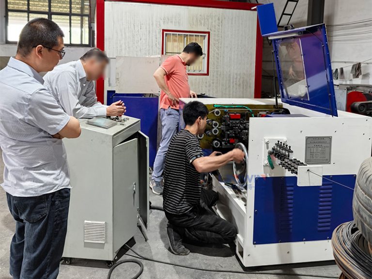 Cliente turco inspeccionando máquina de clavos en bobina