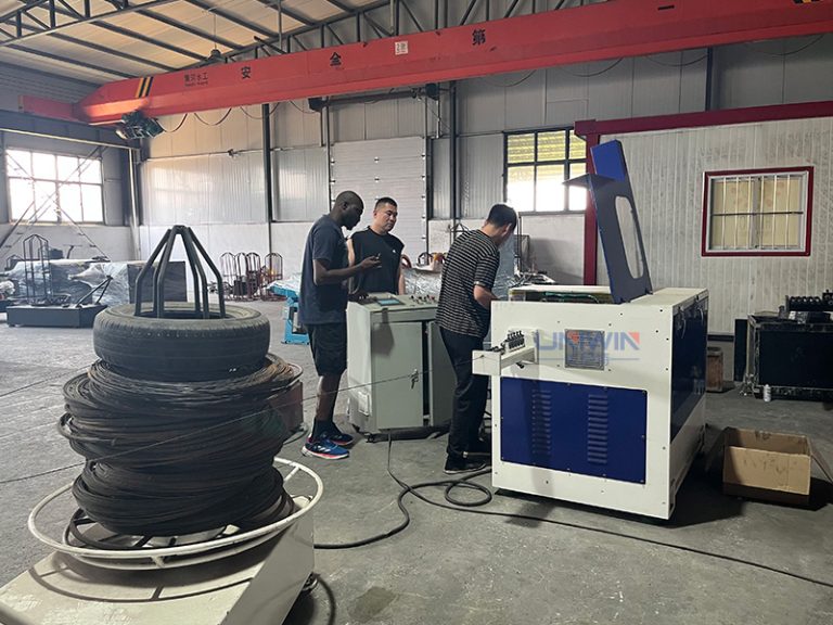 máquina de fabricación de clavos de alta velocidad en funcionamiento in situ